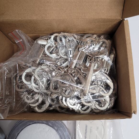 Heart-Shaped Skeleton Keys for Seat Placement. - Picture 5 of 10